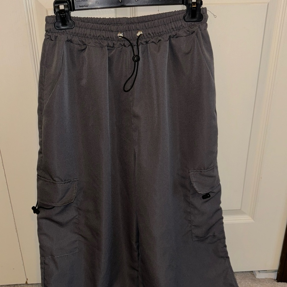 NWOT dark gray parachute cargo pants size M